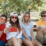 Quattro adolescenti che si fanno un selfie