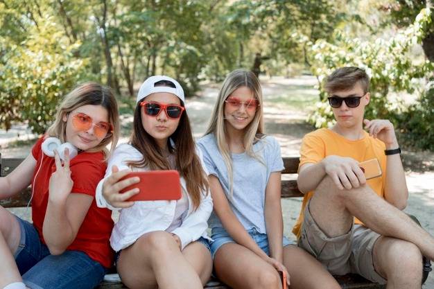 Quattro adolescenti che si fanno un selfie