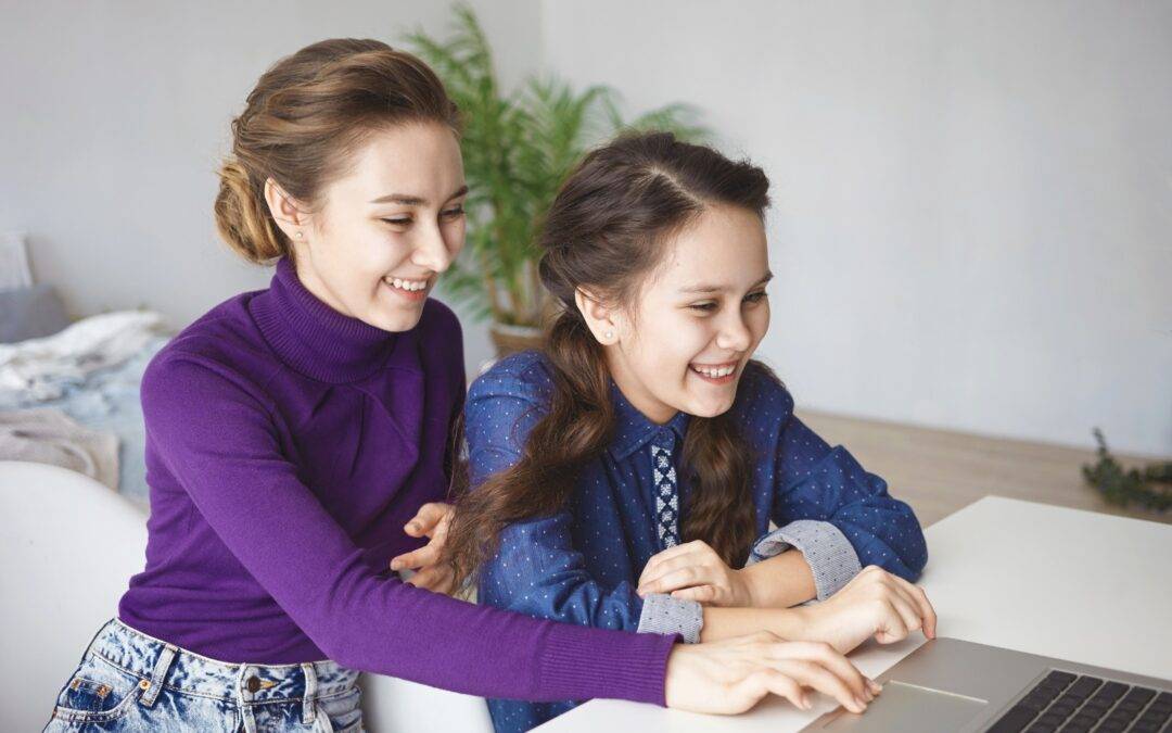 donna che sta al computer con una bambina. ri-educare