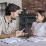 uomo che aiuta a fare i compiti ad una bambina
