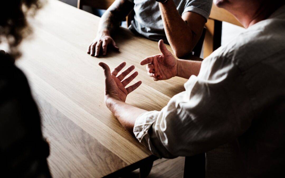 persone sul tavolo che parlano