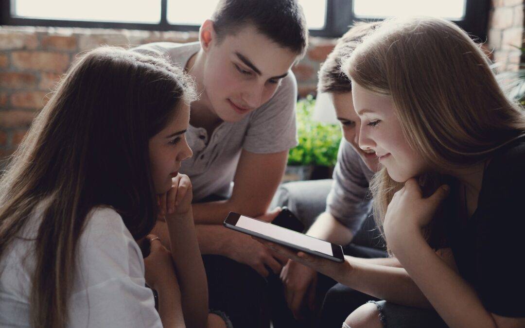 ragazzi che guardano il tablet