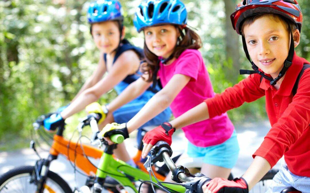 bambini che vanno in bicicletta