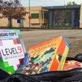 giochi dentro una borsa di fronte al carcere