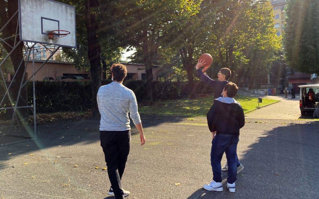bambini che giocano a basket
