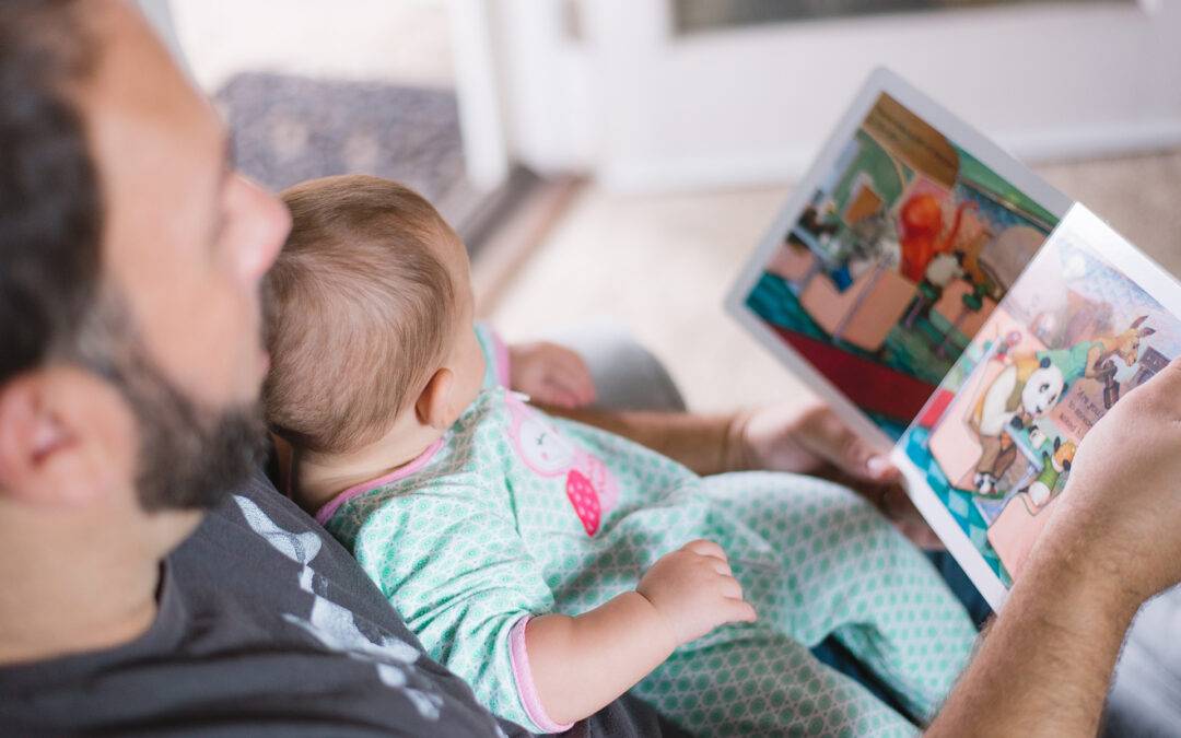 Giorno della lettura, un bimbo con un libro illumina il futuro