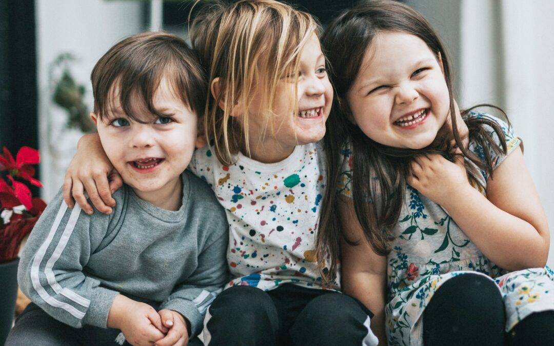 bambini felici giocano in cortile durante la bella stagione