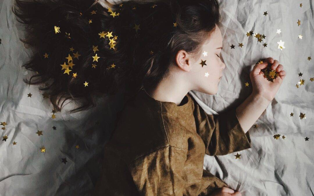 Bambina che dorme di un sonno sereno